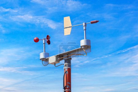 Meteorologische Antenne gegen den Himmel. Windgeschwindigkeitsmessgerät.