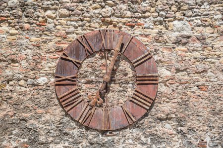 Horloge antique rouillée sur un mur de briques
.