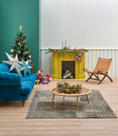 Téléchargez les photos : Mur blanc et vert nouvelle année style de Noël, concept intérieur cheminée et design tapis, meubles canapé fauteuil. - en image libre de droit