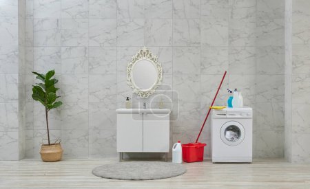 Foto de Kits de limpieza en la sala de baño, gabinete blanco y lavabo, lavadora. - Imagen libre de derechos