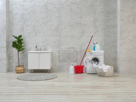 Téléchargez les photos : Kits de nettoyage dans la salle de bain, armoire blanche et lavabo, lave-linge. - en image libre de droit