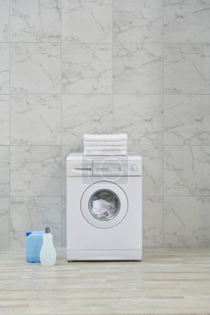 Foto de Lavadora y armario y lavabo en el baño blanco, materiales de limpieza, ropa sucia en el estilo cesta. - Imagen libre de derechos