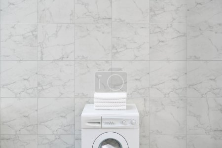 Foto de Cerca de la lavadora hasta el estilo con toalla, cepillo y kits de limpieza en la pared del cuarto de baño. - Imagen libre de derechos