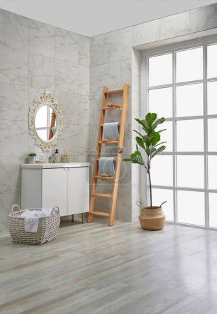 Foto de Rincón moderno cuarto de baño, gabinete blanco y lavabo, espejo y objetos decorativos. - Imagen libre de derechos