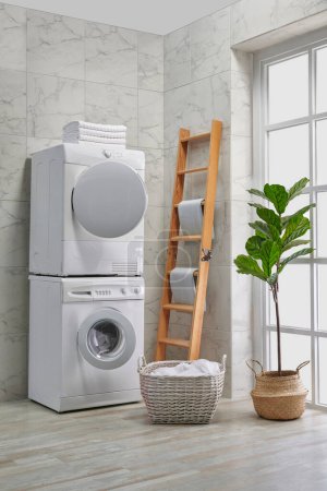 Foto de Lavadora y secadora en una fila, estilo decorativo cuarto de baño, concepto de esquina. - Imagen libre de derechos