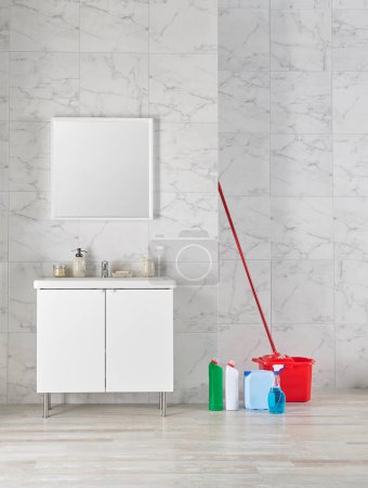 Téléchargez les photos : Kits de nettoyage de salle de bain moderne armoire blanche et style évier, miroir, style savon. - en image libre de droit