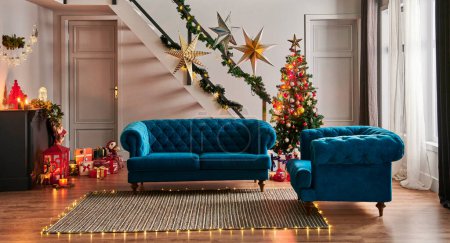 Foto de Árbol de Navidad con chimenea y decoraciones - Imagen libre de derechos