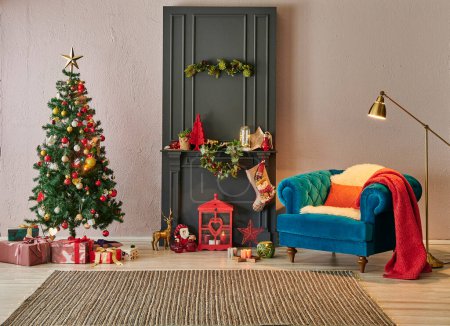 Téléchargez les photos : Nouveau concept de chambre intérieure de l'année avec cheminée noire, ornement d'arbre de Noël, fauteuil et boîte cadeau style. - en image libre de droit
