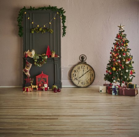 Téléchargez les photos : Cheminée noire, ornement d'arbre cadeau boîte accessoire et heureuse nouvelle année concept intérieur. - en image libre de droit