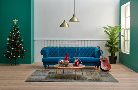 Foto de Estilo interior de fondo de pared blanco y verde con lámpara de oro, sofá azul, adorno de año nuevo, mesa central y alfombra en el suelo marrón, jarrón de planta. - Imagen libre de derechos