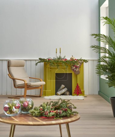 Téléchargez les photos : Gros plan nouvelle année concept table du milieu, fond de cheminée jaune, fond de mur blanc et vert, décoration d'arbre de Noël style. - en image libre de droit
