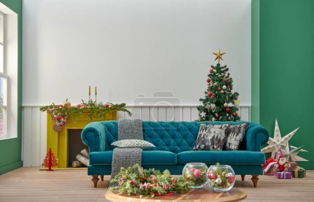 Foto de Chimenea amarilla blanco y verde pared fondo habitación estilo, árbol de año nuevo de Navidad, caja de regalo y muebles de diseño. - Imagen libre de derechos