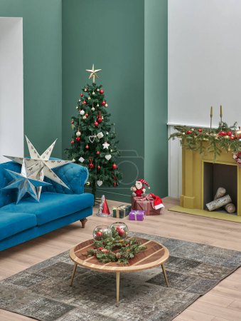 Téléchargez les photos : Salle de mur vert et blanc heureux nouveau concept de l'année, conception de tapis de boîte cadeau accessoire arbre de Noël et style cheminée jaune. - en image libre de droit