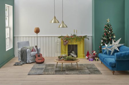 Foto de Blanco y verde de la pared de año nuevo estilo de Navidad, el concepto de interior de la chimenea y el diseño de la alfombra, muebles de sillón sofá. - Imagen libre de derechos