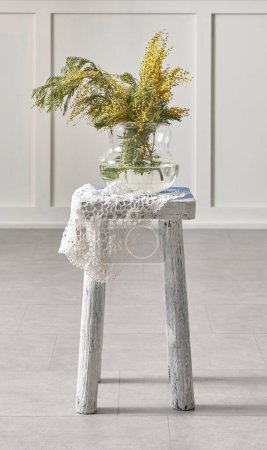 Téléchargez les photos : Vase of plant and flower style on the chair, white wall background. - en image libre de droit