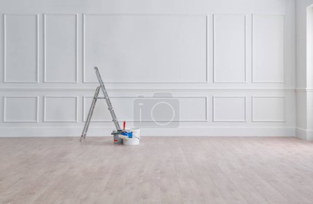 Foto de Pared clásica blanca, escaleras, pintura y pincel, encalado interior. - Imagen libre de derechos