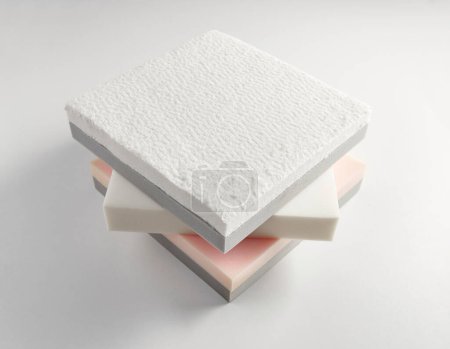 Foto de Sección de la esponja de la cama del colchón en el fondo blanco aislado. - Imagen libre de derechos