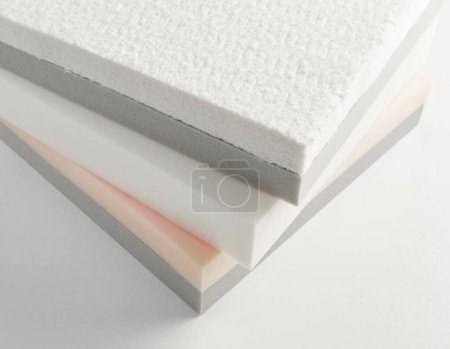 Foto de Sección de la esponja de la cama del colchón en el fondo blanco aislado. - Imagen libre de derechos