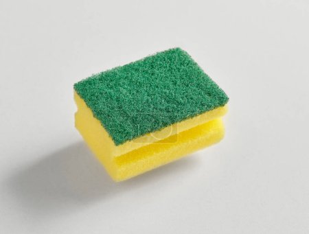 Foto de Cocina plato esponja amarillo y verde aislado fondo blanco. - Imagen libre de derechos