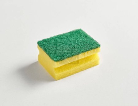 Téléchargez les photos : Plat de cuisine éponge jaune et vert isolé fond blanc. - en image libre de droit