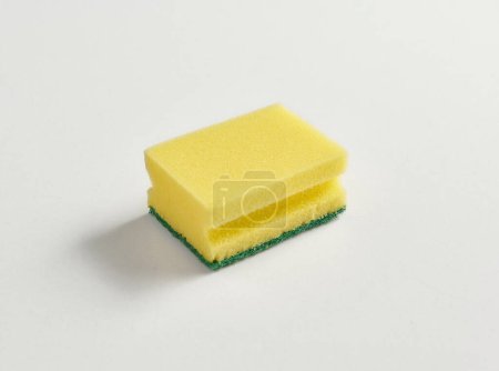 Foto de Cocina plato esponja amarillo y verde aislado fondo blanco. - Imagen libre de derechos