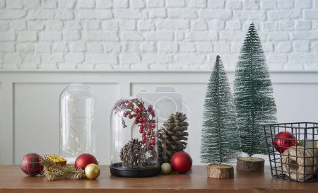 Foto de Navidad y año nuevo accesorio sobre la mesa y fondo blanco, cono, árbol, marco. - Imagen libre de derechos
