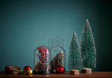 Foto de Navidad y año nuevo accesorio sobre la mesa y fondo verde, cono, árbol, marco. - Imagen libre de derechos