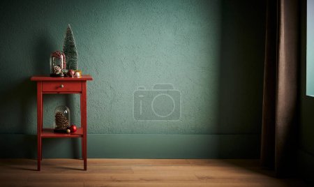 Téléchargez les photos : Accessoire de Noël et Nouvel An sur la table rouge et fond vert, cône, arbre. - en image libre de droit