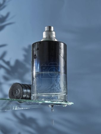 Téléchargez les photos : Style de fond de parfum décoratif avec bouteille. - en image libre de droit