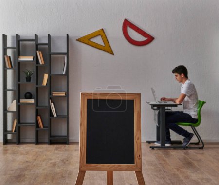 Foto de Concepto de estudiante adolescente en la clase, escritorio, silla, estantería y herramientas geométricas en el fondo gris de la pared. - Imagen libre de derechos