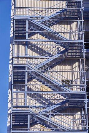 Foto de Escalera exterior de fábrica, material de hierro. - Imagen libre de derechos