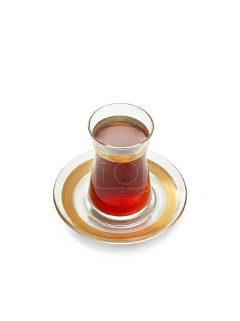 Foto de El té turco está en la taza de vidrio y el plato, fondo blanco aislado. - Imagen libre de derechos