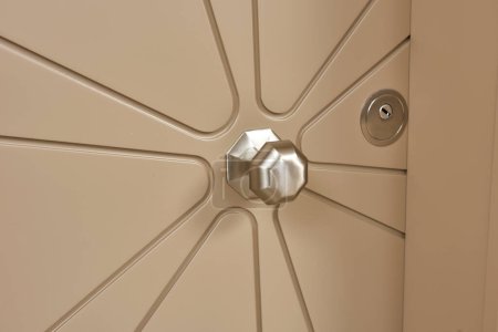 Foto de Puerta exterior pomo, primer plano, cromo estilo material. - Imagen libre de derechos