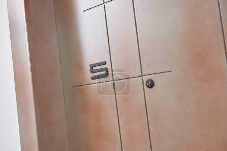 Téléchargez les photos : Poignée de porte extérieure, gros plan, style matériau chromé. - en image libre de droit
