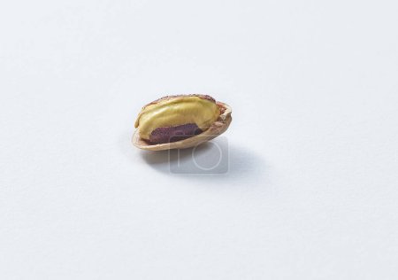 Téléchargez les photos : Délicieuses noix et cacahuètes sur le fond, style close up, dans la nature morte de la plaque. - en image libre de droit