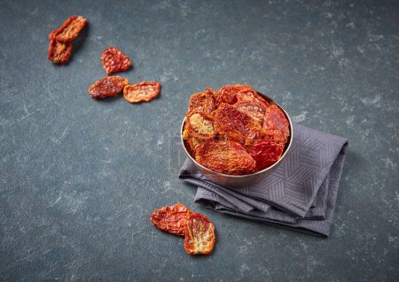Téléchargez les photos : Délicieuse tomate sèche et fruits secs sur le fond, style close up, dans l'assiette nature morte. - en image libre de droit