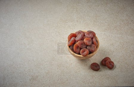 Foto de Deliciosos albaricoques secos y frutos secos en el fondo, estilo de primer plano, en el plato naturaleza muerta. - Imagen libre de derechos