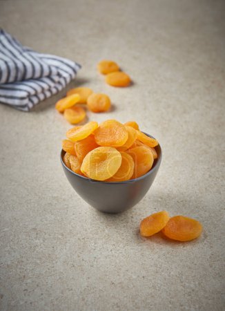 Téléchargez les photos : Délicieuses noix et fruits secs en arrière-plan, style close up, dans l'assiette nature morte. - en image libre de droit
