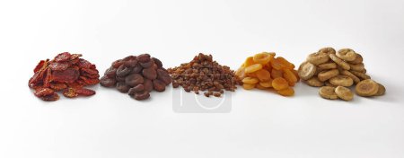 Téléchargez les photos : Délicieuses noix et fruits secs en arrière-plan, style close up, dans l'assiette nature morte. - en image libre de droit