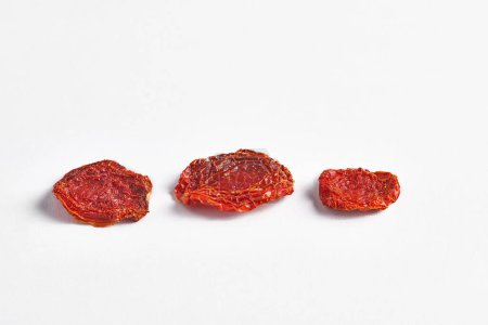Foto de Delicioso tomate seco y frutas secas en el fondo, de cerca el estilo, en el plato bodegón. - Imagen libre de derechos