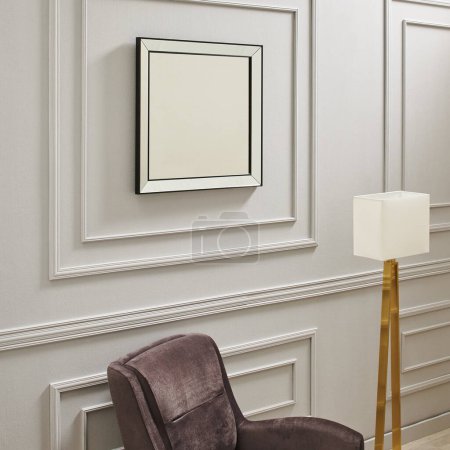 Foto de Espejo decorativo y marco colgado concepto de pared, primer plano, mesa, muebles, adorno, silla y concepto de lámpara. - Imagen libre de derechos
