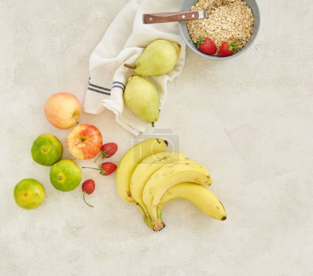 Foto de Manzana de plátano y granola en la taza, fondo gris vista superior. - Imagen libre de derechos