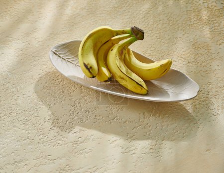 Foto de Plátanos deliciosos sobre el fondo decorativo de hormigón. - Imagen libre de derechos