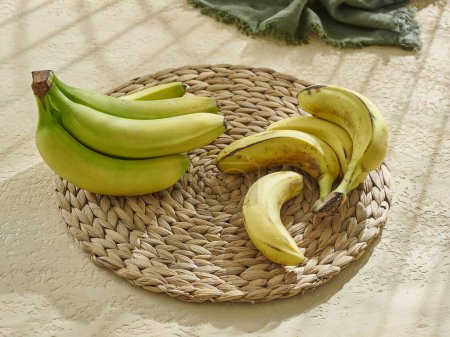 Téléchargez les photos : La banane est sur la table en bois, mode de vie sain, jaune et vert. - en image libre de droit