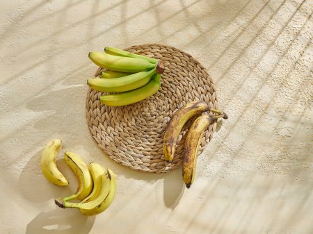 Foto de El plátano está en la mesa de madera, estilo de vida saludable, amarillo y verde. - Imagen libre de derechos