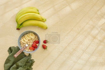 Foto de Granola y varias frutas vitaminas en la mesa de madera, plátano amarillo. - Imagen libre de derechos