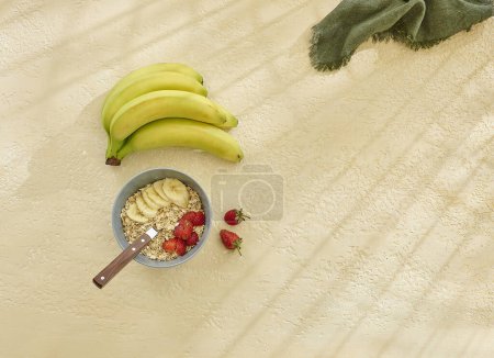 Foto de Granola y varias frutas vitaminas en la mesa de madera, plátano amarillo. - Imagen libre de derechos