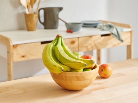 Téléchargez les photos : Fermer panier de fruits sur la table en bois, fond de cuisine, banane, pomme et poire. - en image libre de droit