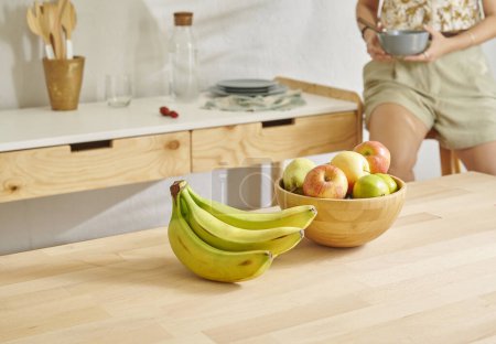 Foto de Cierre la cesta de frutas en la mesa de madera, cocina, plátano, manzana y pera. Estilo de fondo mujer. - Imagen libre de derechos