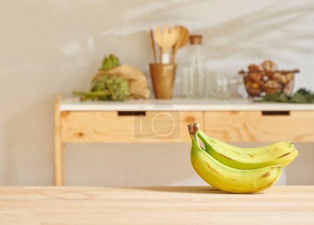 Téléchargez les photos : Banane sur la table en bois et fond de cuisine style. - en image libre de droit